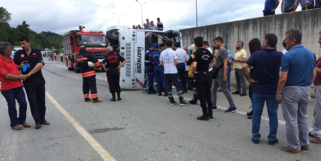 Trabzon'da yolcu midibüsü devrildi: Ölü ve yaralılar var!