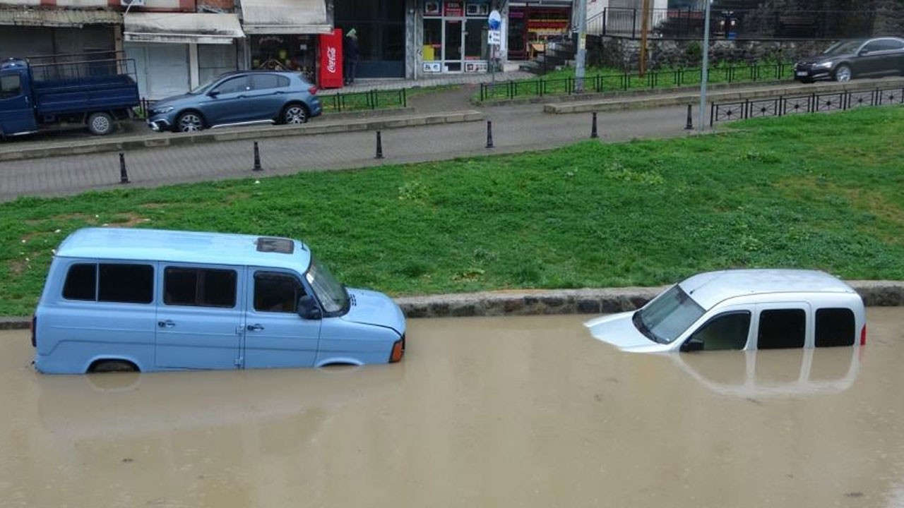 Trabzon’da yollar göle döndü! Araçlar su altında kaldı