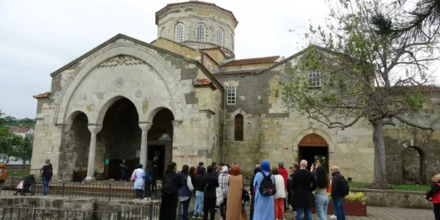 Trabzon’daki Ayasofya Camii müzeden camiye dönüştürüldü! Turistler akın etti