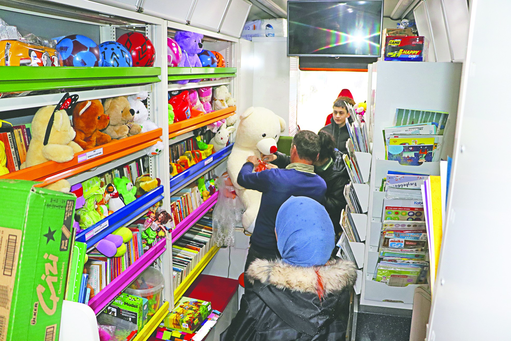 Trabzon'dan yola çıkıyor! Gezici kütüphaneyi oyuncakla doldurdular