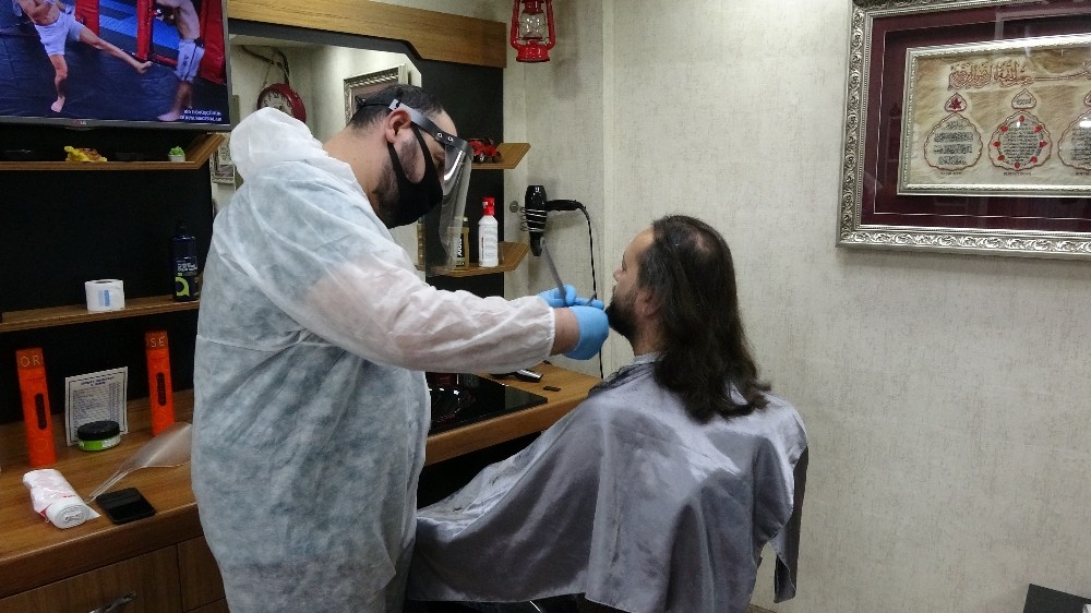 Trabzonlu berber aldığı hijyen tedbirleri ile dikkat çekiyor 