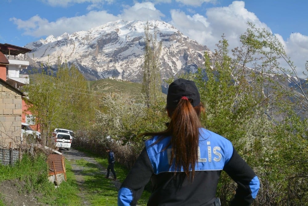 Trabzonlu kadın polis, Hakkari halkının gönlünde taht kurdu 