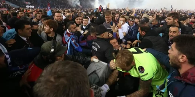 Trabzonlu taraftarlar, Antalyaspor kalecisini darp etti