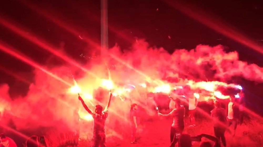 Trabzonspor bayrağının altında taraftarlardan meşale şov 
