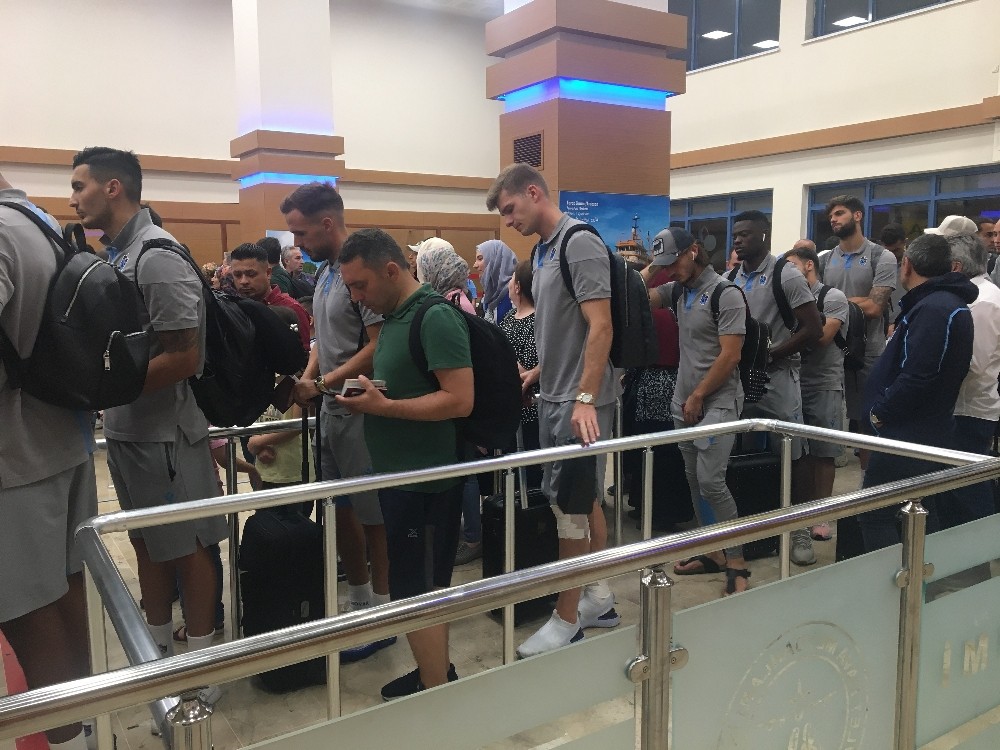Trabzonspor kafilesi Trabzon’a döndü 