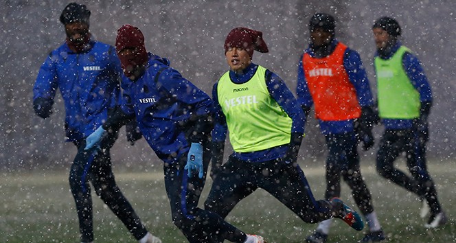 Trabzonspor kar altında çalıştı