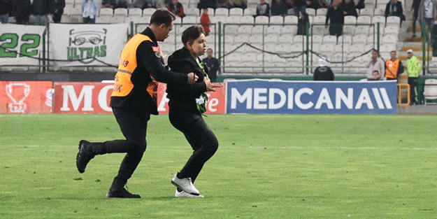 Trabzonspor Konyaspor maçında sahaya taraftar girdi!