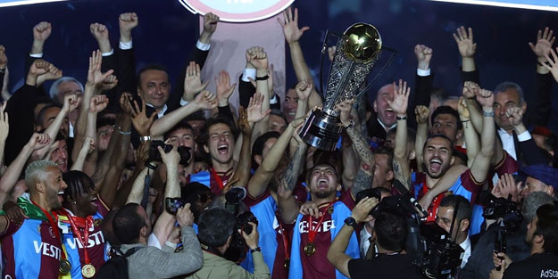Trabzonspor kupayı kaldırdı