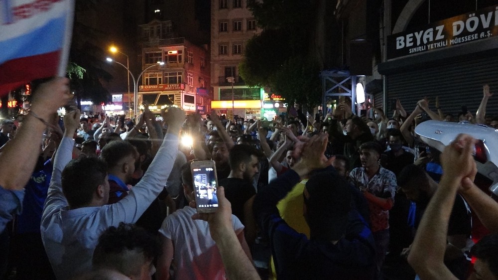 Trabzonspor taraftarı 23 yıl sonra gelen galibiyeti kutladı 