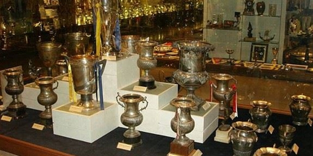 Trabzonspor taraftarı Fenerbahçe'nin kupasını çaldı