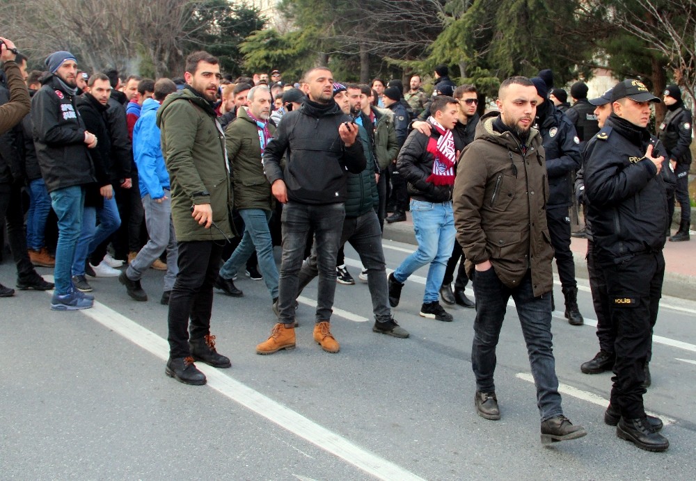 Trabzonspor taraftarı stada giriş yaptı 