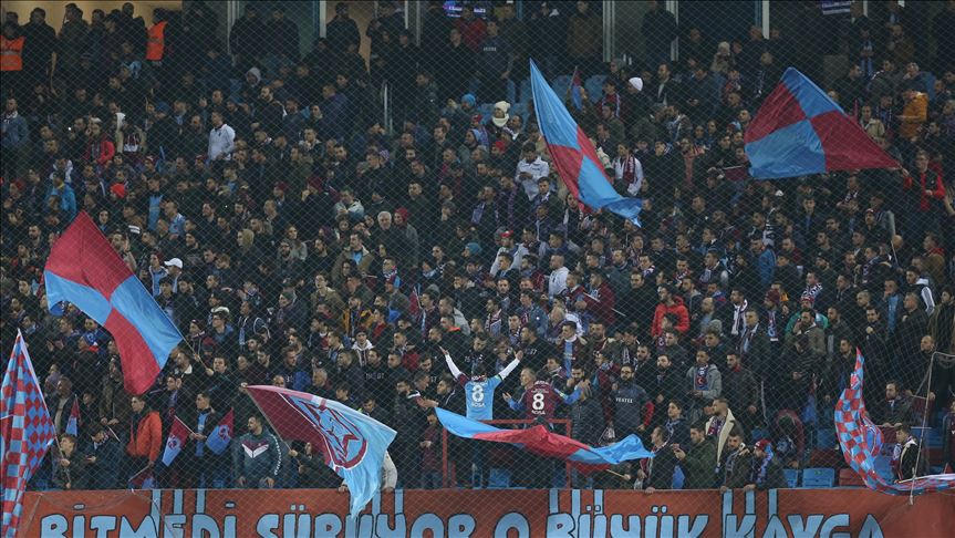 Trabzonspor taraftarları, Fenerbahçe galibiyetini kutladı