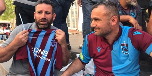 Trabzonspor taraftarlarından HDP önünde eylem yapan ailelere anlamlı destek!
