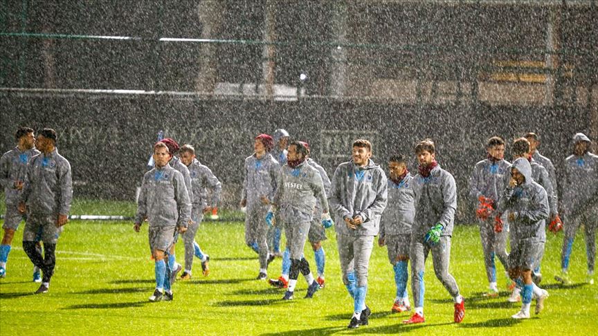 Trabzonspor yoğun yağış altında antrenmanını gerçekleştirdi