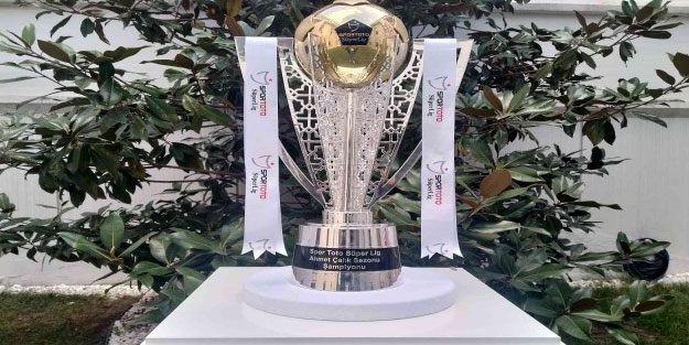 Trabzonspor'un şampiyonluk kupası Ankara'da ziyarete açıldı