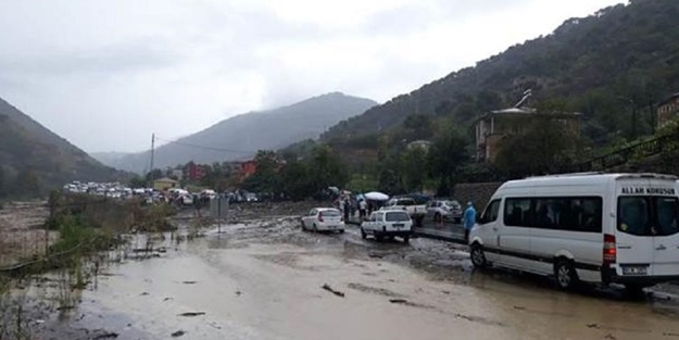 Meteoroloji uyarmıştı! Trabzon'u yağış ve heyelan vurdu