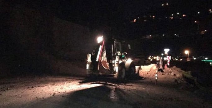Trabzon'un Akçaabat ilçesinde toprak kayması! Yol trafiğe kapandı