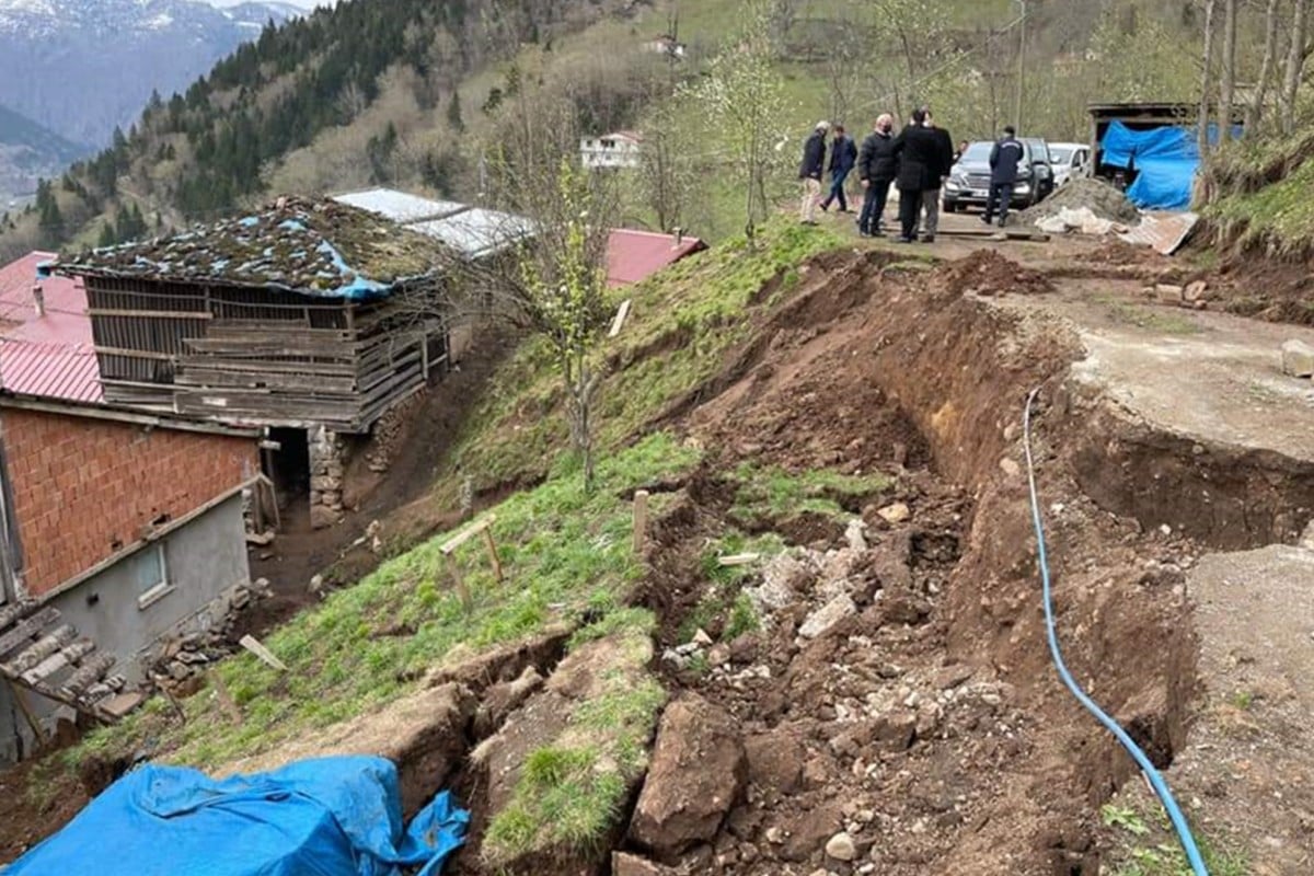 Trabzon'un Araklı ilçesinde 8 ev heyelan tehlikesi nedeniyle boşaltıldı