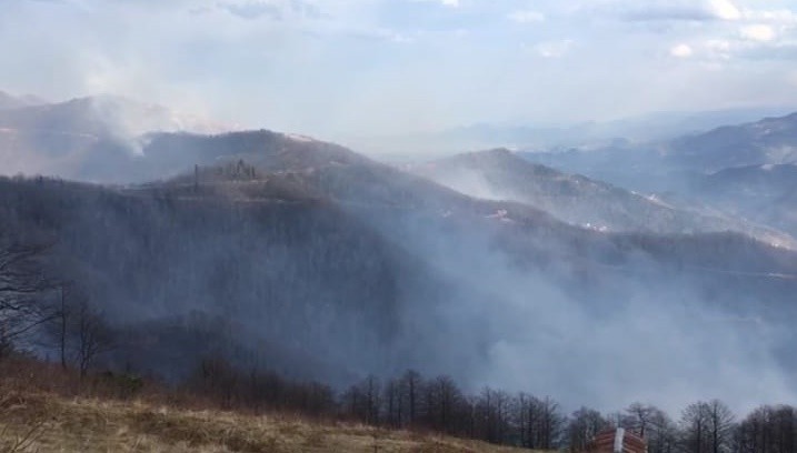 Trabzon’un Dernekpazarı ilçesindeki örtü yangınları devam ediyor 