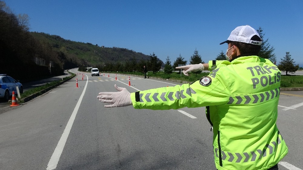 Trabzon’un giriş ve çıkışlarında yasaklar kapsamında kontrol noktaları oluşturuldu 