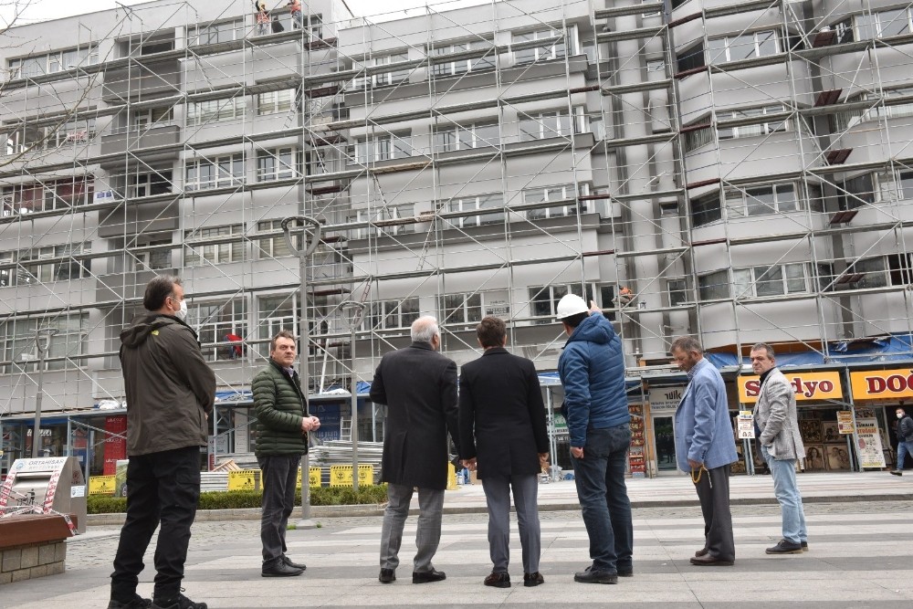 Trabzon’un şehir merkezindeki cephe sağlıklaştırma çalışmaları sürüyor 