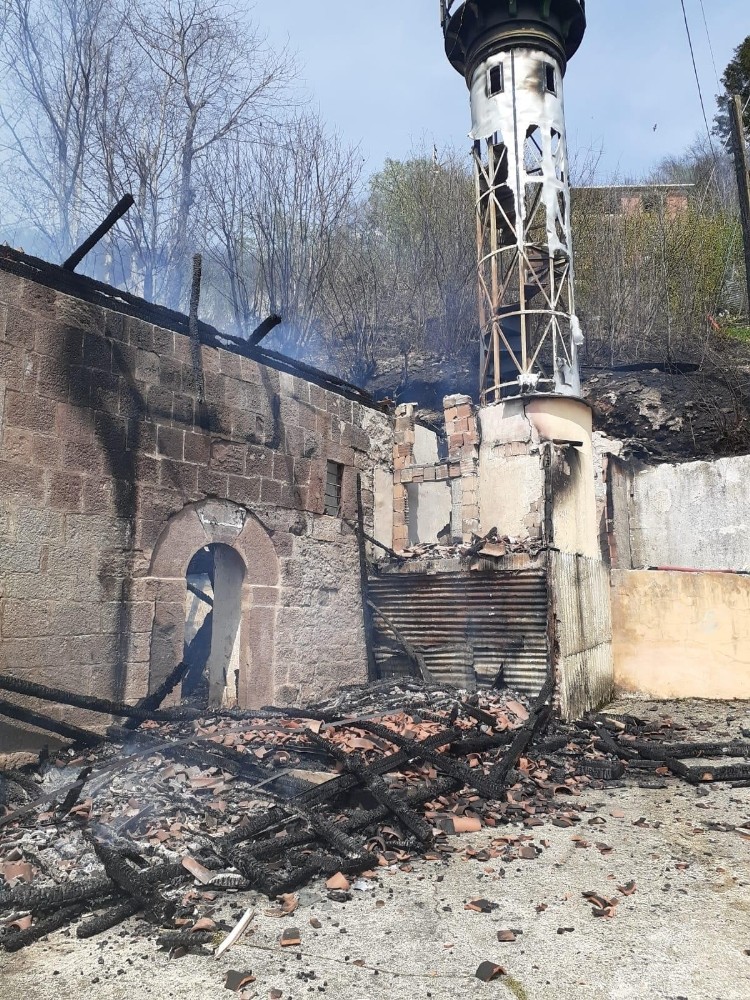 Trabzon’un Sürmene ilçesindeki tarihi cami kül oldu 