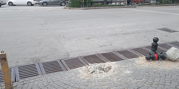 Trafiğe kapalı sokaktaki bu lobotu kim ne için söktü