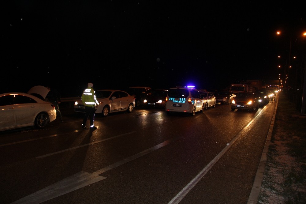 Trafiği aksatan kar yağışı kazaları beraberinde getirdi 