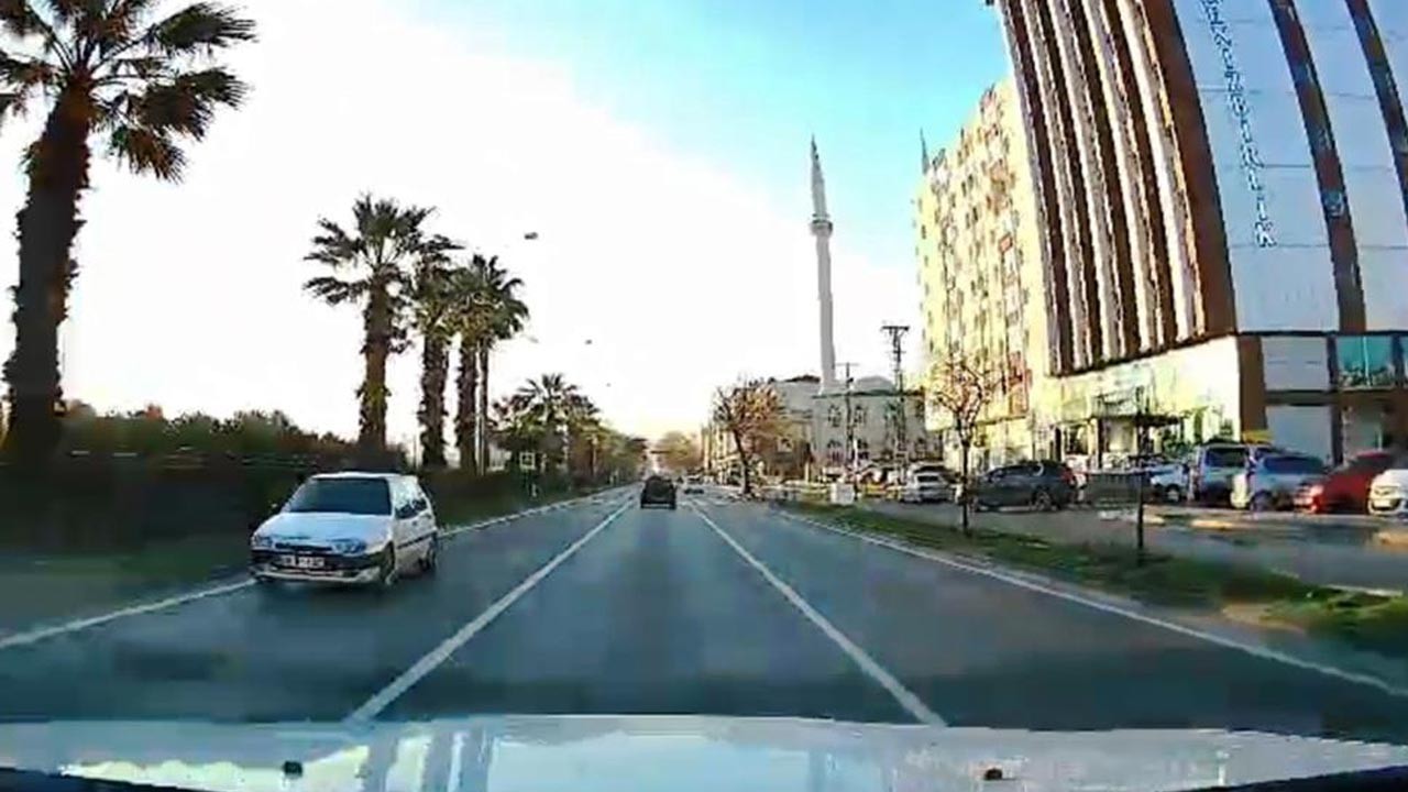 Trafiği alt üst etti! Otomobiliyle ters şeritte ilerleyen maganda kamerada
