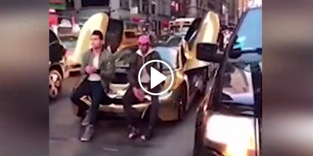 Trafiği kapatan gençlere ibretlik ders