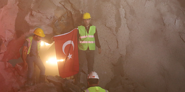Trafiği rahatlatacak! 2023'te açılacak dev metro projesinin tünelinde ışık gözüktü