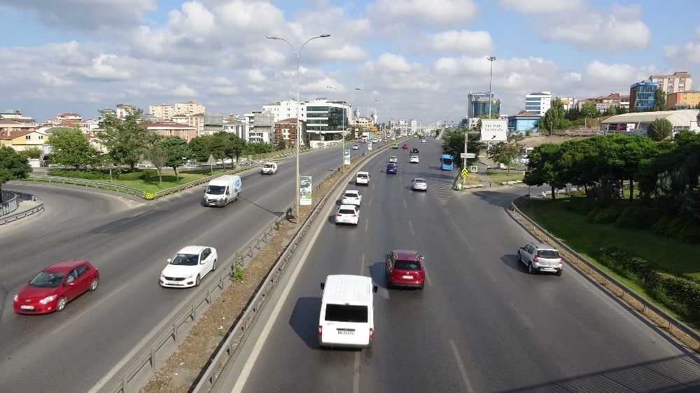 Trafiğin akıcı olduğu E-5 karayolu havadan görüntülendi 