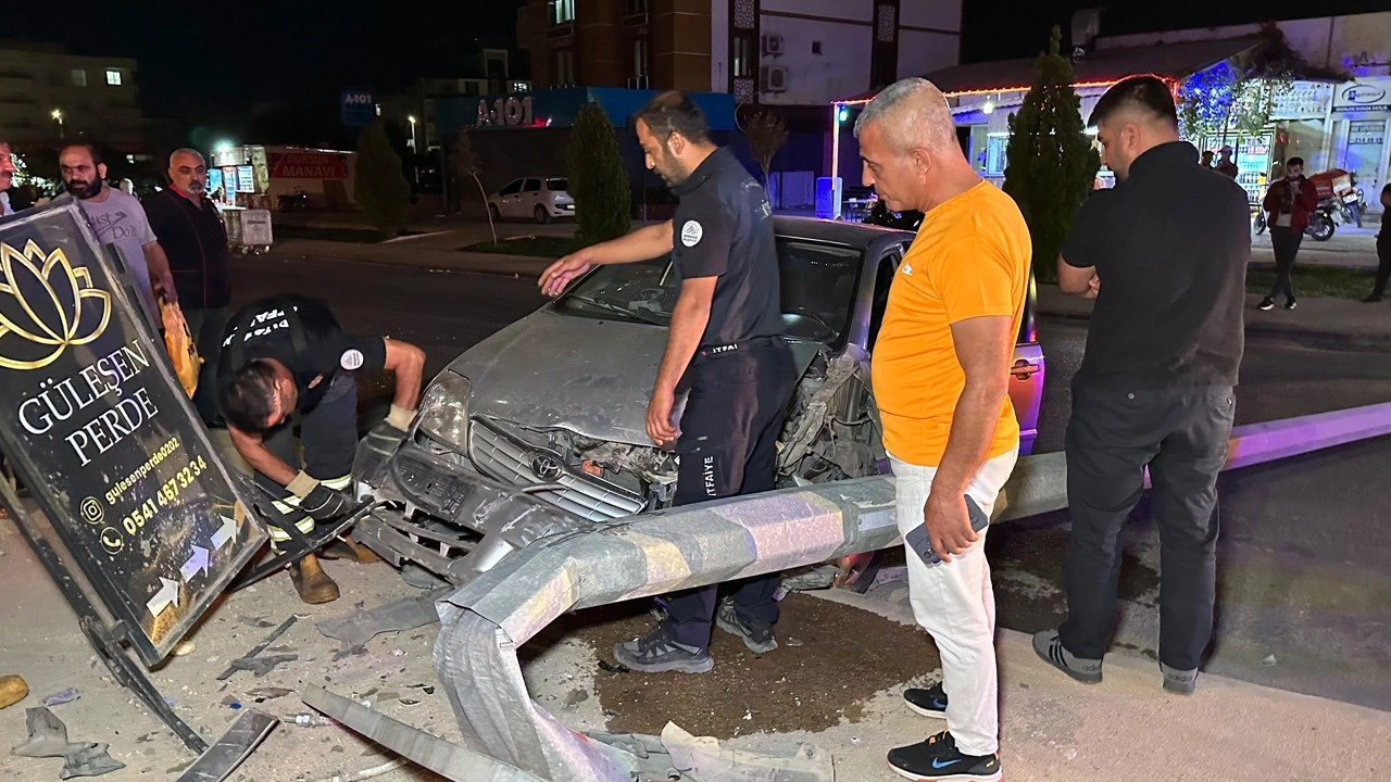 Trafiğin canlı bombası bu kez direğe vurdu: Film sahnesi değil alkol illeti