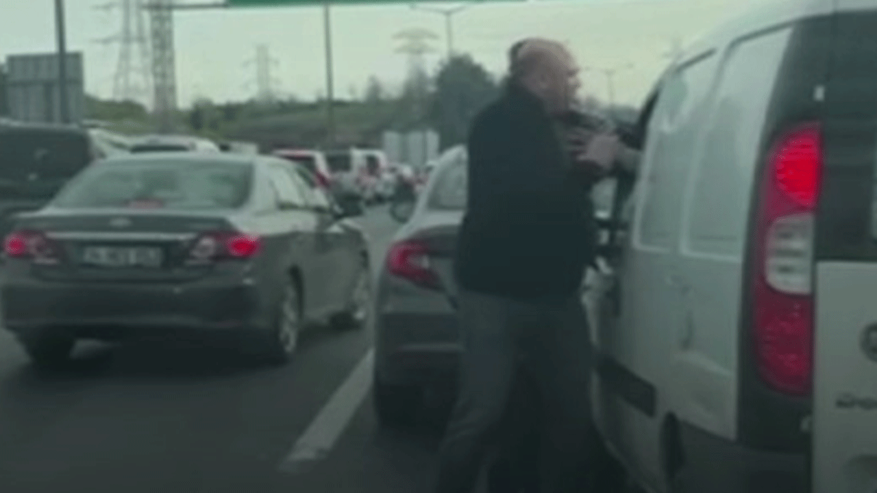 Trafiğin ortasında aracından inip tartıştığı sürücüye saldırdı! O anlar kamerada!