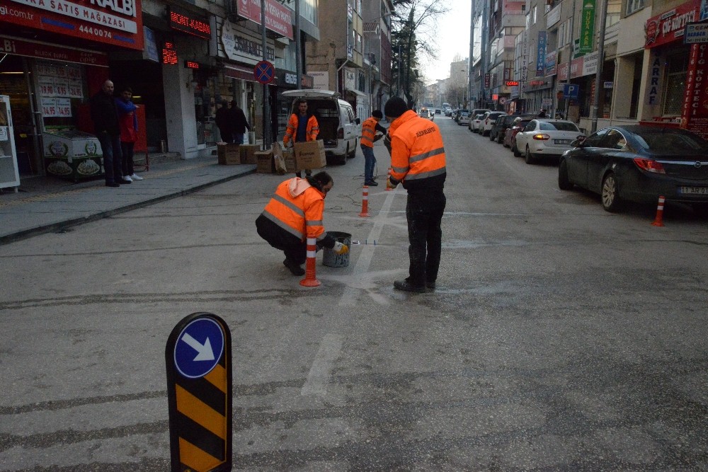 Trafik akışını kolaylaştırmak için duba çalışması 
