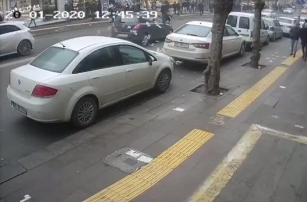 Trafik cezası yediği sırada araba çarptı 