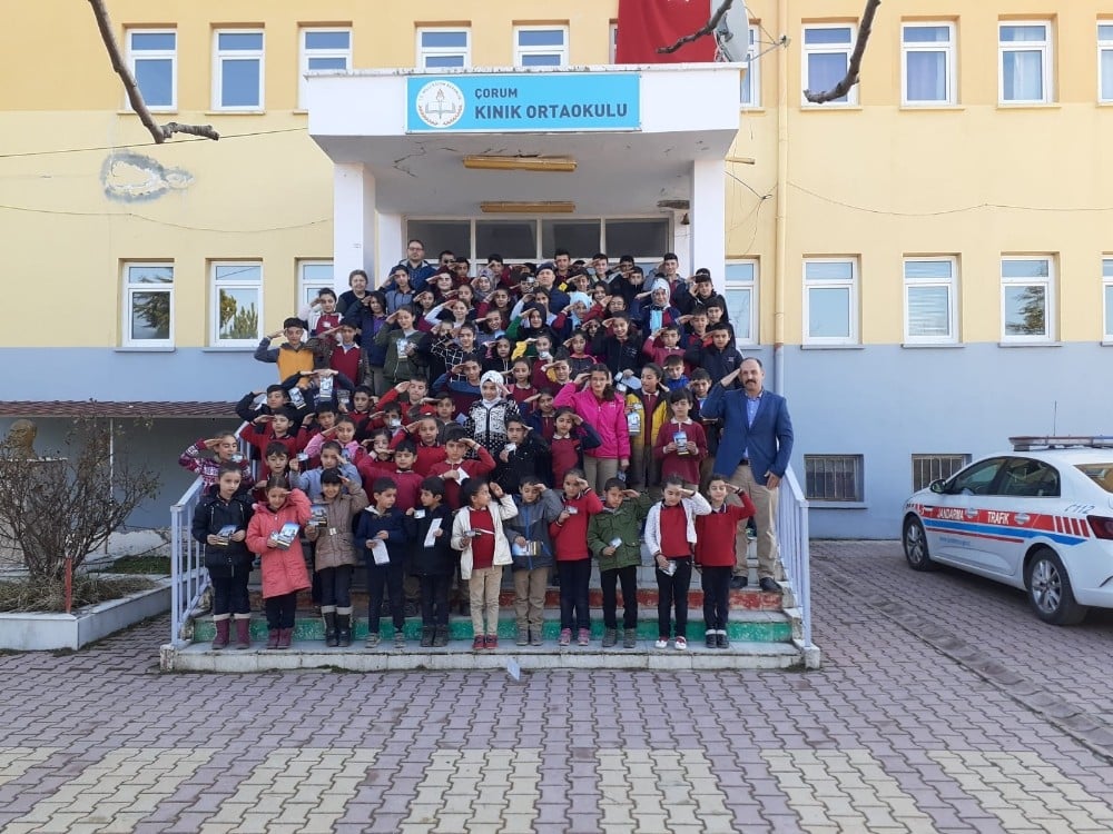 Trafik dedektifi öğrencilerden Mehmetçik’e asker selamı 
