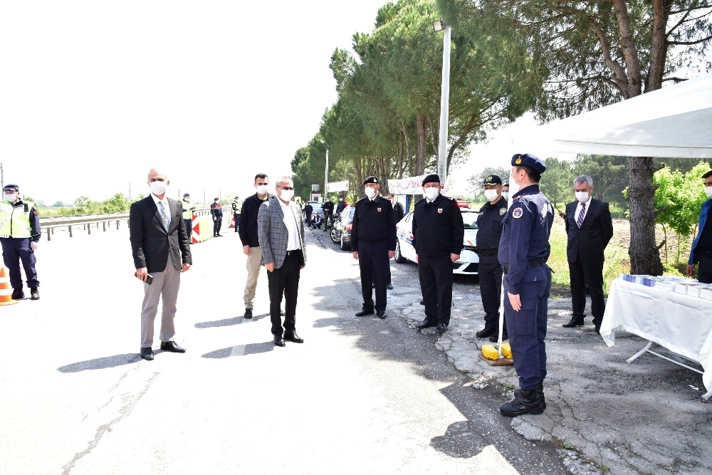 Trafik denetimlerine Vali Deniz de eşlik etti 