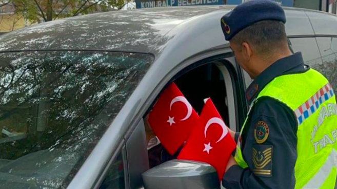 Trafik ekipleri sürücü ve yolculara Türk bayrağı hediye etti