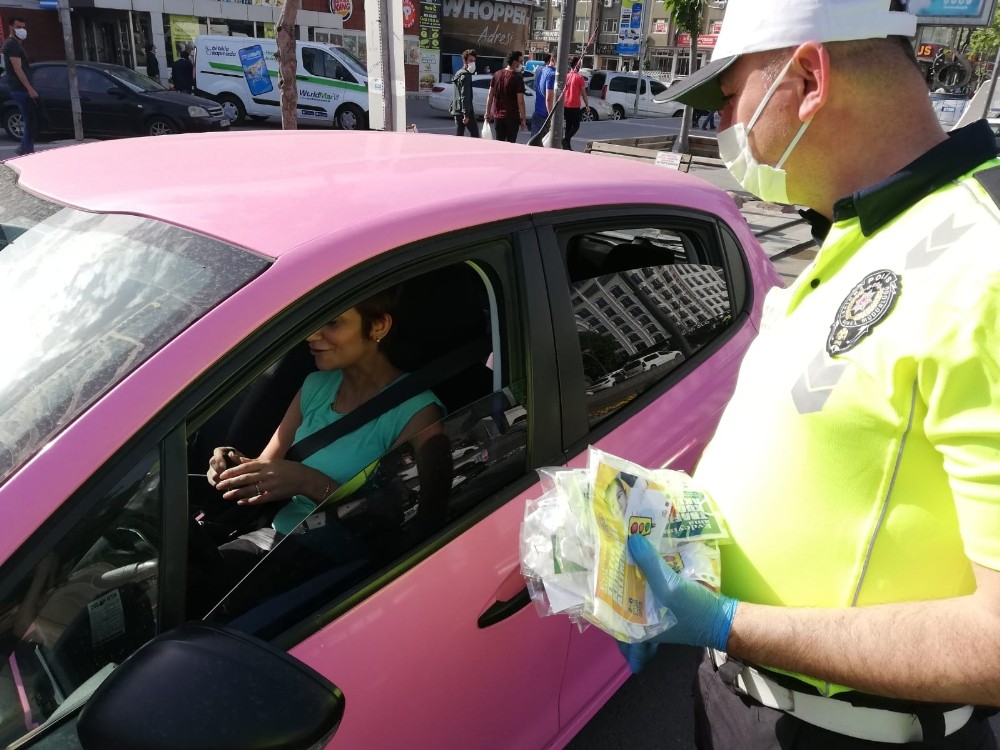 Trafik ekipleri sürücülere maske ve kırmızı düdük dağıttı 