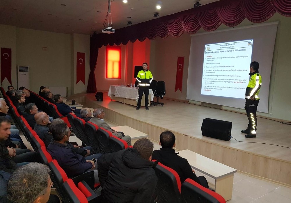 Trafik ekiplerinden okul servis şoförlerine seminer 