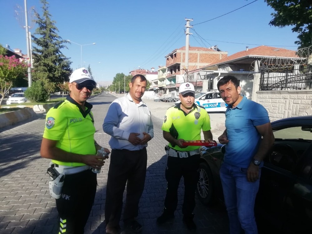 Trafik ekiplerinden sürücülere bayram şekeri 