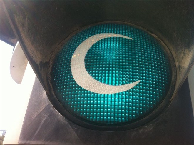Trafik ışıkları Yeşilay için hilale büründü 