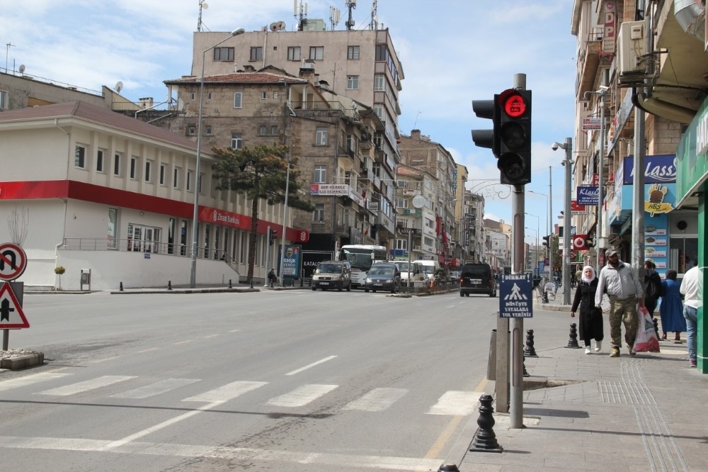 Trafik ışıklarında ‘Evde kal’ çağrısı 