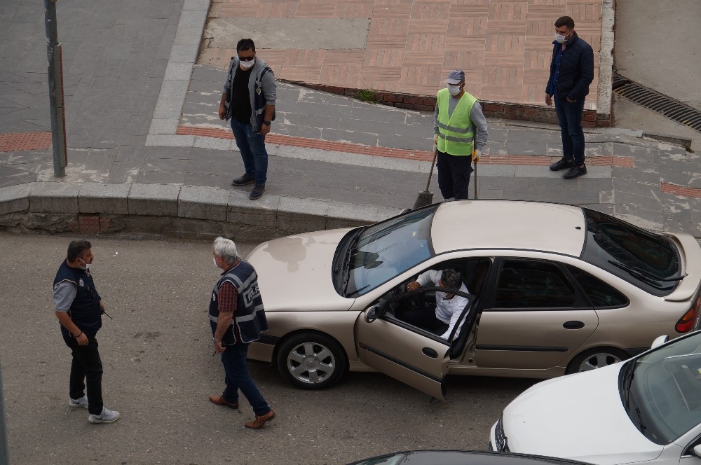 Trafik ışıklarında tartışan sürücülere 6 bin 300 lira sosyal mesafeyi ihlal cezası 