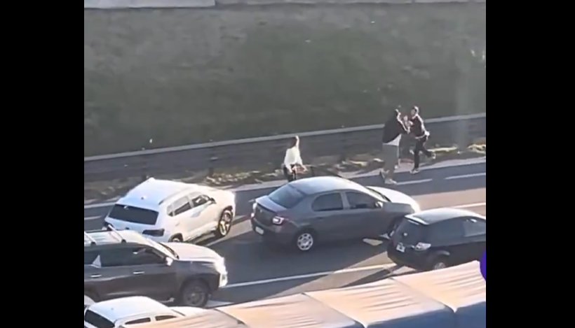 Trafik kavgası Brezilya'yı karıştırdı! Dev cüsseli saldırgan iki kez yere serildi