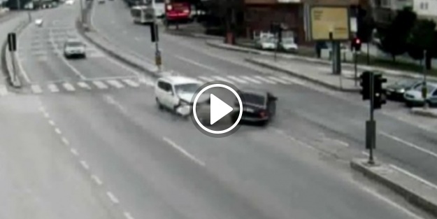 Trafik kazaları MOBESE kameralarına yansıdı