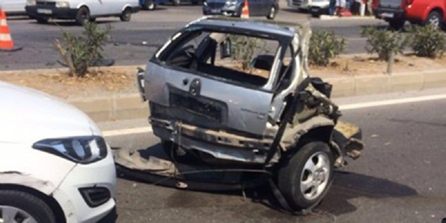 Otomobil ikiye bölündü