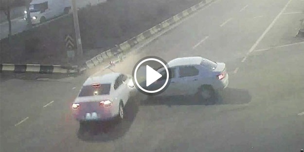 Trafik kazası saniye saniye görüntülendi!