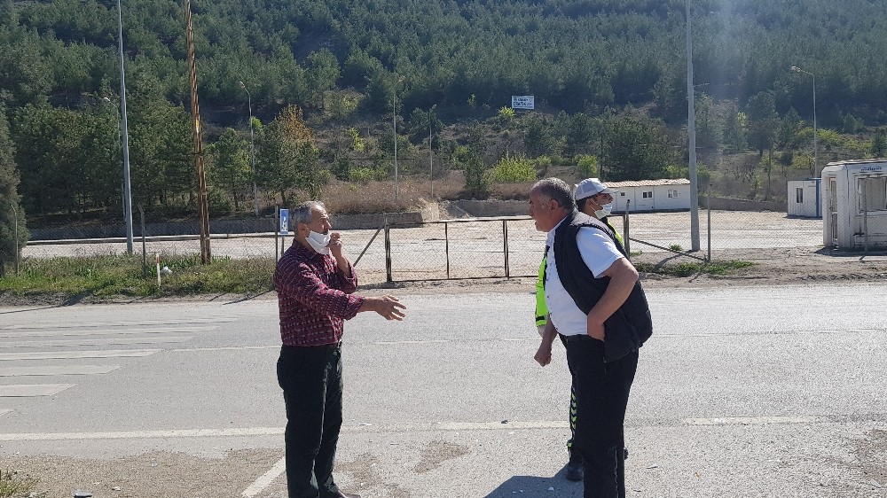 Trafik kazası sonrası sosyal mesafeyi koruyarak dakikalarca tartıştılar 